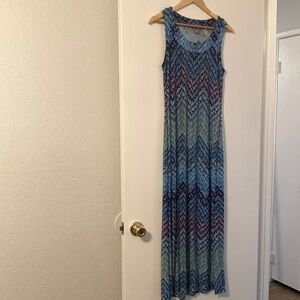 Chicos size 0 maxi dress with rounded neck and geometric pattern,